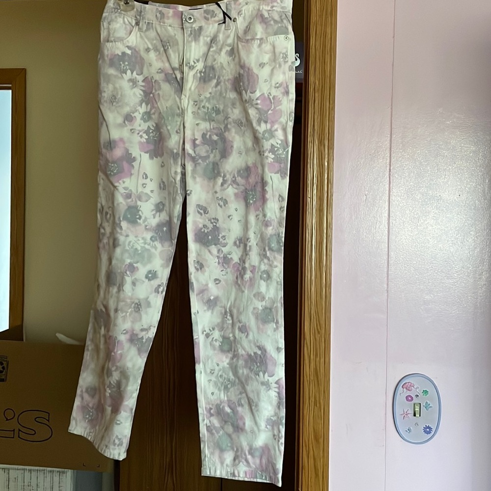 NWT Gloria Vanderbilt light patterned jeans